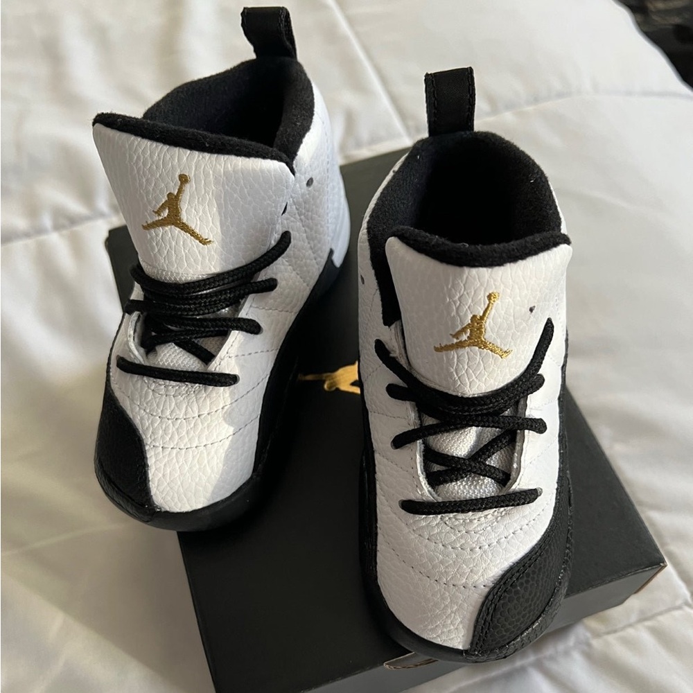 Jordan 12 retro 
Size 8c
